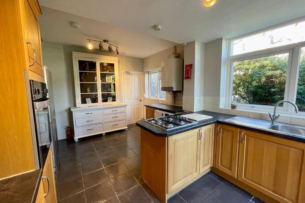 Large House Near Victoria Park For Groups, 10 Mins Bus To City Centre Cardiff Exterior photo