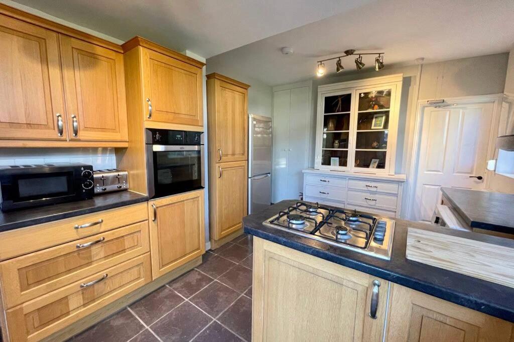 Large House Near Victoria Park For Groups, 10 Mins Bus To City Centre Cardiff Exterior photo