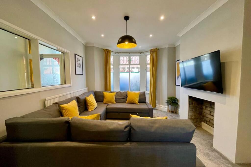 Large House Near Victoria Park For Groups, 10 Mins Bus To City Centre Cardiff Exterior photo